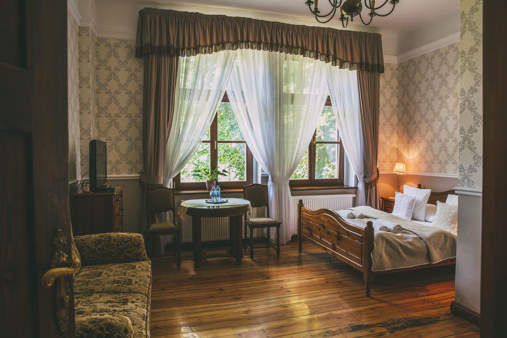 Palac Poraj Bed and breakfast